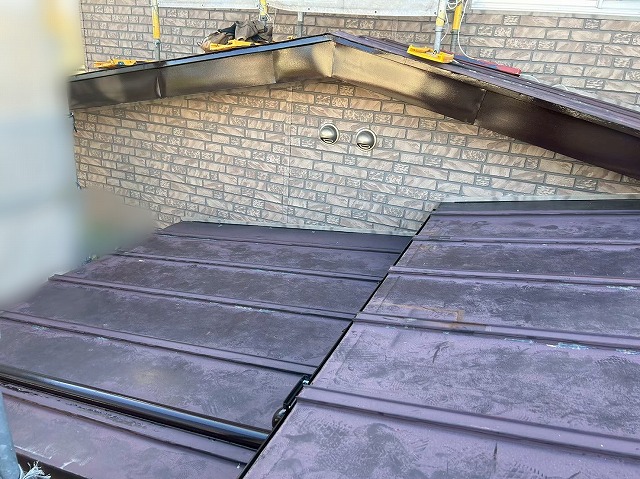 施工前の瓦棒葺き屋根の連棟部分